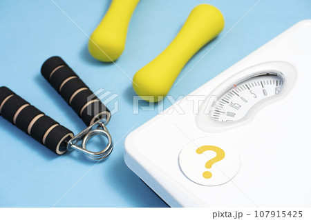 ダイエットイメージ　体重計　筋トレ 107915425