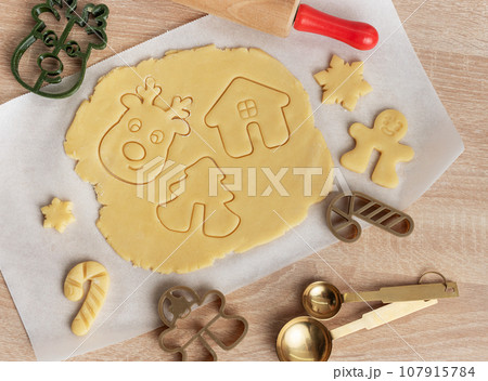 Christmas baking, gingerbread cookies 107915784