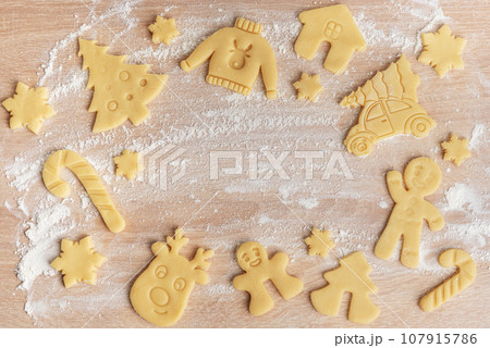 Christmas baking, gingerbread cookies 107915786