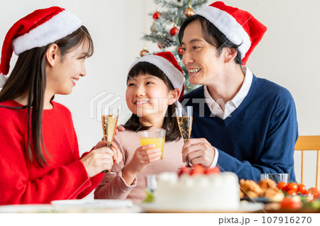 クリスマスの若い家族 107916270