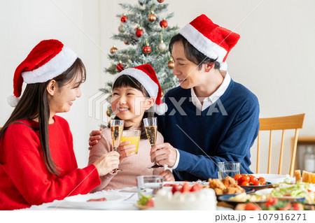 クリスマスの若い家族 クリスマスの若い家族 107916271