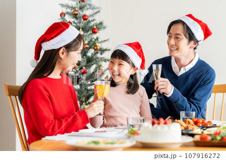 クリスマスの若い家族 107916272