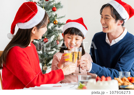 クリスマスの若い家族 107916273