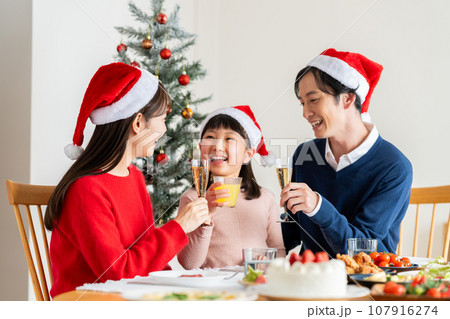 クリスマスの若い家族 クリスマスの若い家族 107916274