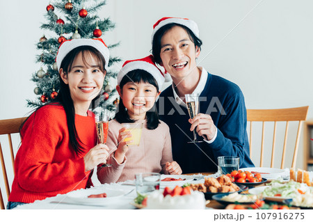 クリスマスの若い家族 107916275