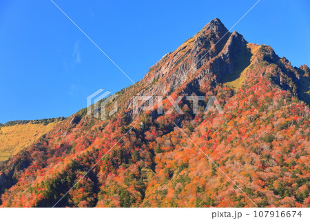 【愛媛県】快晴下の石鎚山紅葉 【愛媛県】快晴下の石鎚山紅葉 107916674