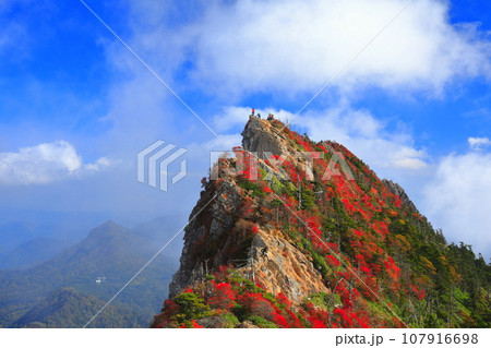 【愛媛県】霧に包まれる紅葉の天狗岳(石鎚山) 【愛媛県】霧に包まれる紅葉の天狗岳(石鎚山) 107916698