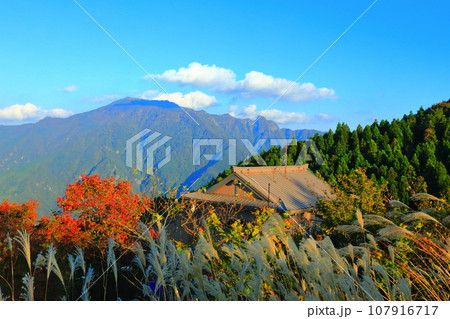 【愛媛県】石鎚登山ロープウェイ山頂成就社駅から見た紅葉の瓶ヶ森（前社ヶ森） 107916717