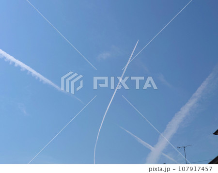 飛行機雲のある空 107917457