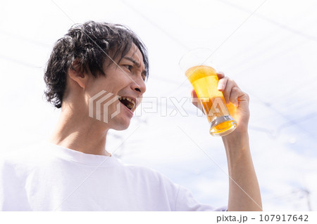 美味しそうにビールを飲む爽やかな男性 美味しそうにビールを飲む爽やかな男性 107917642