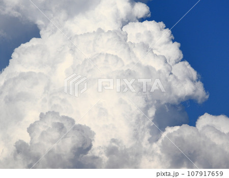 夏の青空と白い雲 107917659