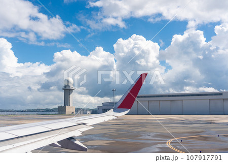 愛知県中部国際空港セントレアを飛び立つ寸前の飛行機の翼と気象観測タワー 107917791