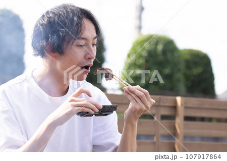 BBQで焼肉を楽しむ男性 BBQで焼肉を楽しむ男性 107917864