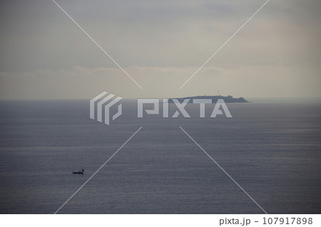 幻想的な熱海湾で漁をする漁船と初島 107917898