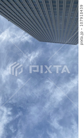 ビルと空 107918439
