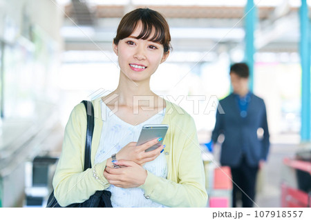 若い女性　駅　改札　撮影協力「京王電鉄株式会社」 107918557