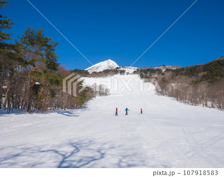 快晴のスキー場で雪に覆われた火山を見上げる (福島県、猪苗代) 快晴のスキー場で雪に覆われた火山を見上げる (福島県、猪苗代) 107918583