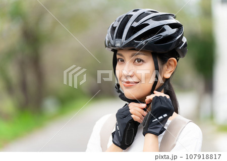 サイクリングヘルメットを被る若い女性 107918817