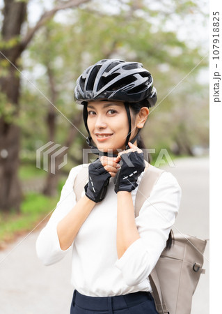 サイクリングヘルメットを被る若い女性 サイクリングヘルメットを被る若い女性 107918825