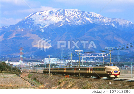 伊吹山を背に名古屋を目指して走る特急「しらさぎ」号 107918896