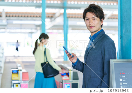 若い男性　駅　改札　撮影協力「京王電鉄株式会社」 107918948