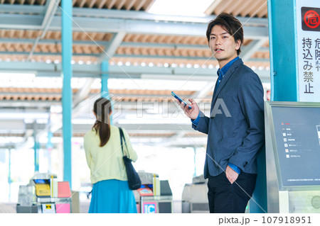若い男性　駅　改札　撮影協力「京王電鉄株式会社」 107918951