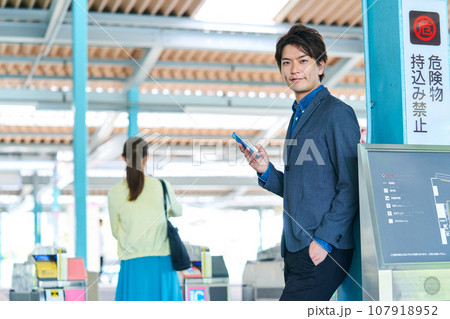 若い男性　駅　改札　撮影協力「京王電鉄株式会社」 107918952