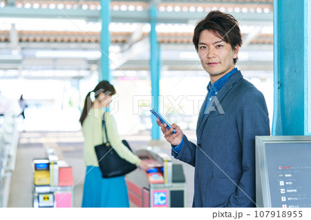 若い男性　駅　改札　撮影協力「京王電鉄株式会社」 107918955