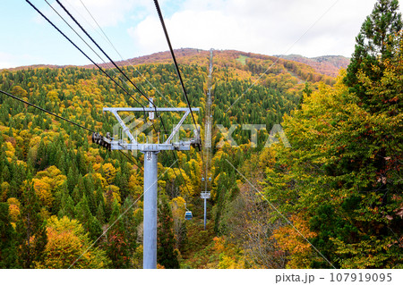 美しい紅葉の絶景を進む 阿仁スキー場ゴンドラ 秋田県森吉山 美しい紅葉の絶景を進む 阿仁スキー場ゴンドラ 秋田県森吉山 107919095