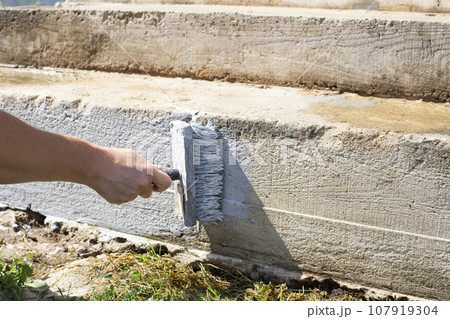 Concrete stairs covered with protective 107919304