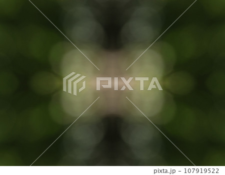 カーキ色の背景にボケながら四方に拡散する丸い光玉が万華鏡のようなイメージ 107919522