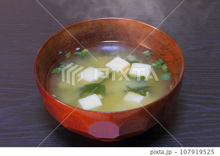 温かい味噌汁 107919525