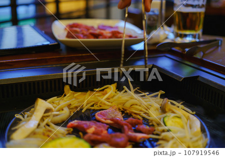 鉄板焼き 野菜炒め 鉄板焼き 野菜炒め 107919546