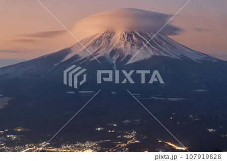 三ツ峠から見る朝焼けの笠雲を被った富士山 107919828