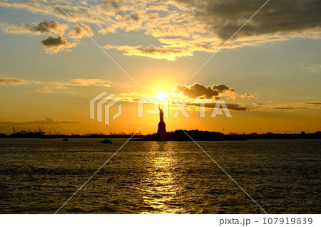 【ニューヨーク】夕日に染まる自由の女神 107919839