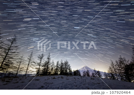 三ツ峠から見る富士山の夜景と星空 107920464