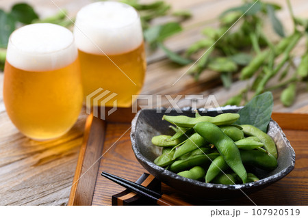 枝豆とビール 酒の肴（ お酒のおつまみイメージ ）えだまめの塩茹で 豆 枝まめ 107920519