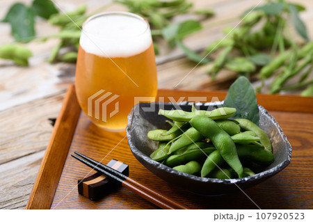 枝豆とビール 酒の肴( お酒のおつまみイメージ )えだまめの塩茹で 豆 枝まめ 枝豆とビール 酒の肴( お酒のおつまみイメージ )えだまめの塩茹で 豆 枝まめ 107920523