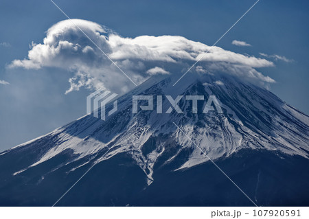 清八山から見る雲の掛かった富士山 107920591