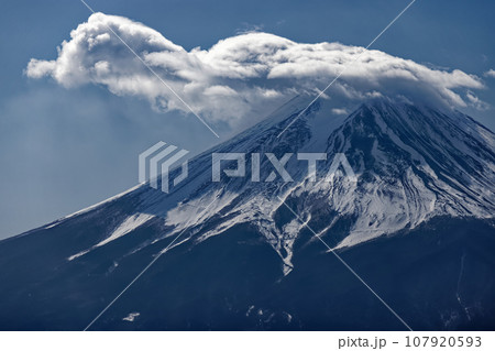 清八山から見る雲の掛かった富士山 107920593