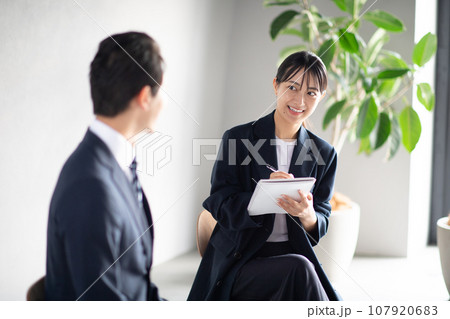 インタビューをする女性 107920683
