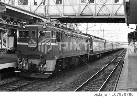 青森駅で発車を待つ寝台特急「あけぼの」号 107920786