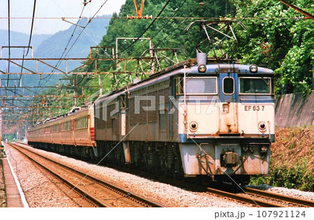 碓井峠を下る特急「あさま」号とEF63形電気機関車 碓井峠を下る特急「あさま」号とEF63形電気機関車 107921124