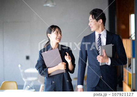 歩く男女・ビジネス 107921127