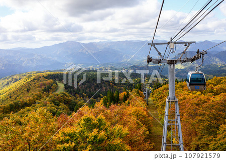 美しい紅葉の絶景を進む 阿仁スキー場ゴンドラ 秋田県森吉山 美しい紅葉の絶景を進む 阿仁スキー場ゴンドラ 秋田県森吉山 107921579