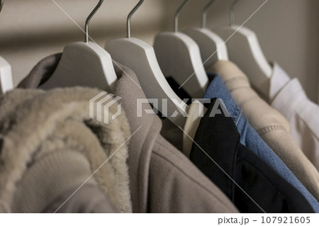 ハンガーにかかった服　クローゼット 107921605
