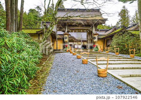 高野山真言宗総本山「金剛峯寺」正門 107922546