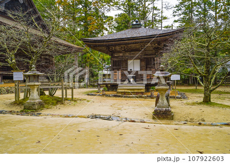 雨の高野山 壇上伽藍・三昧堂(さんまいどう) 雨の高野山 壇上伽藍・三昧堂(さんまいどう) 107922603
