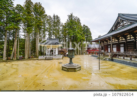 雨の高野山 壇上伽藍・大塔の鐘 雨の高野山 壇上伽藍・大塔の鐘 107922614