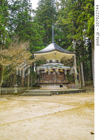 雨の高野山　壇上伽藍・六角経蔵（ろっかくきょうぞう） 107922744